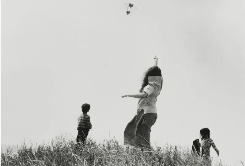 Mary, Pablo and Andrea flying a kite, 1956, Album: Robert Frank and «The Americans»