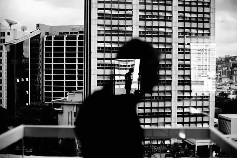 Reflection in window in Altamira. Caracas, Venezuela. 2006 © Christopher Anderson, Album: Christopher Anderson, Capitolio