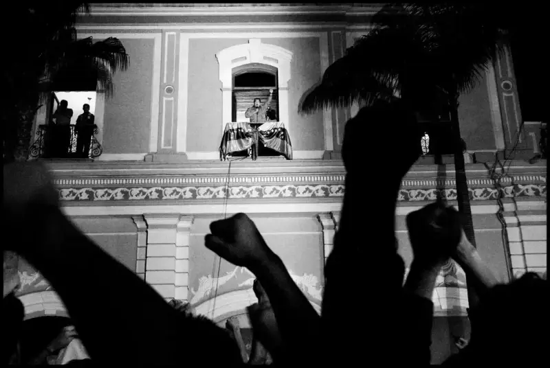 After winning a referendum on his presidency, President Chavez appears from the Presidential Palace before supporters. Caracas, Venezuela. August, 2004 © Christopher Anderson, Album: Christopher Anderson, Capitolio