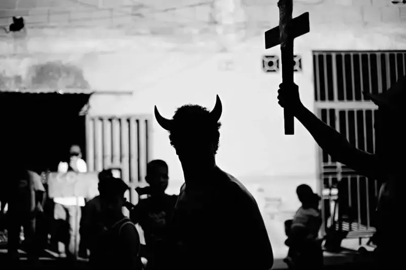 A man in a devil costume runs around the streets of La Vega before a rally for Chavez. The act is to make fun of the idea of the "red devil of socialism". Caracas, Venezuela. 2006 © Christopher Anderson, Album: Christopher Anderson, Capitolio