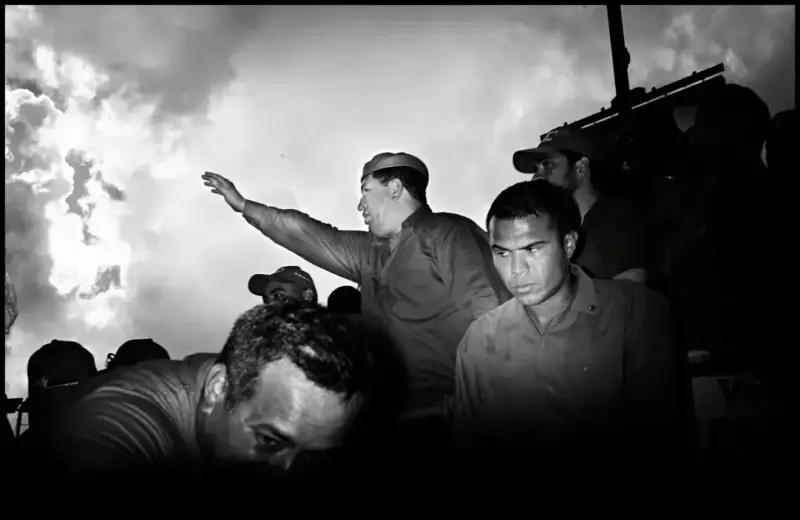President Hugo Chavez and entourage. Caracas, Venezuela. 2006 © Christopher Anderson, Album: Christopher Anderson, Capitolio