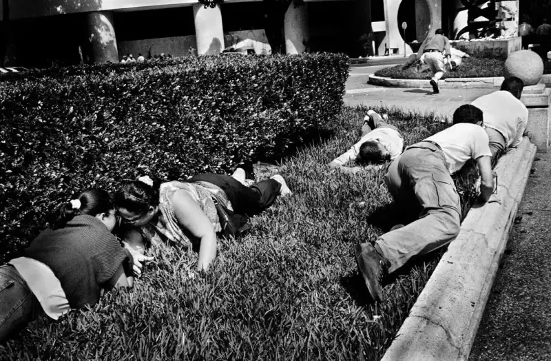 Following a referendum vote on Chavez's presidency, people take cover as supporters of Chavez fire into a crowd of opposition protesters; one person was killed and several were wounded. Caracas, Venezuela. 2004 © Christopher Anderson, Album: Christopher Anderson, Capitolio