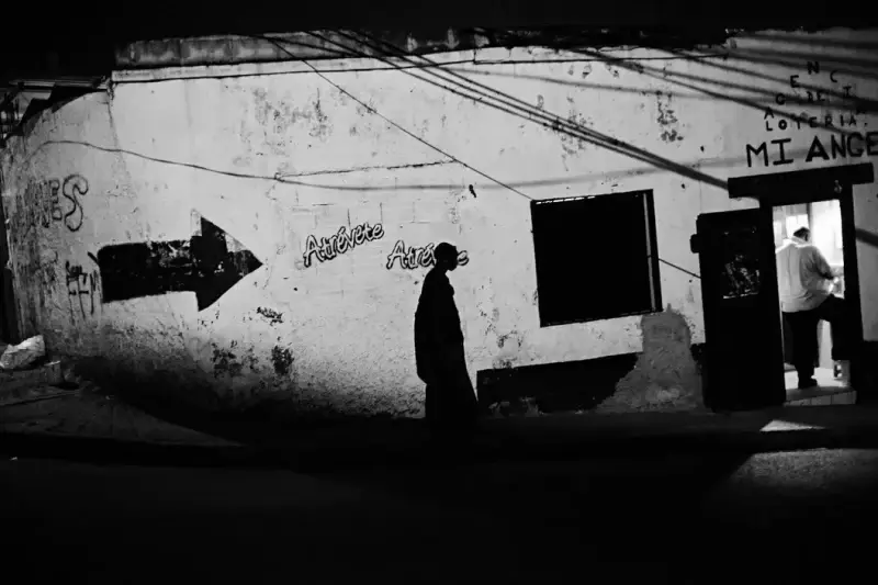 Street scene on the mean streets of Caracas at night. Caracas, Venezuela. 2006 © Christopher Anderson, Album: Christopher Anderson, Capitolio