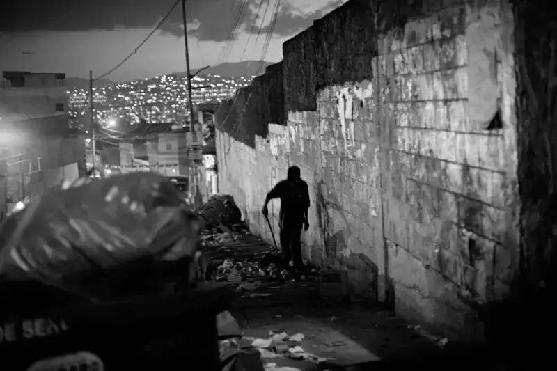 The mean streets of Caracas at night. Caracas is plagued by violent crime, and many Venezuelans live in fear at night. Caracas, Venezuela. 2006 © Christopher Anderson, Album: Christopher Anderson, Capitolio