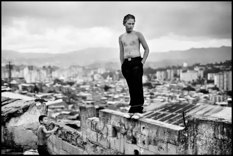 Boys playing in a slum overlooking Caracas. Caracas, Venezuela. 2007 © Christopher Anderson, Album: Christopher Anderson, Capitolio