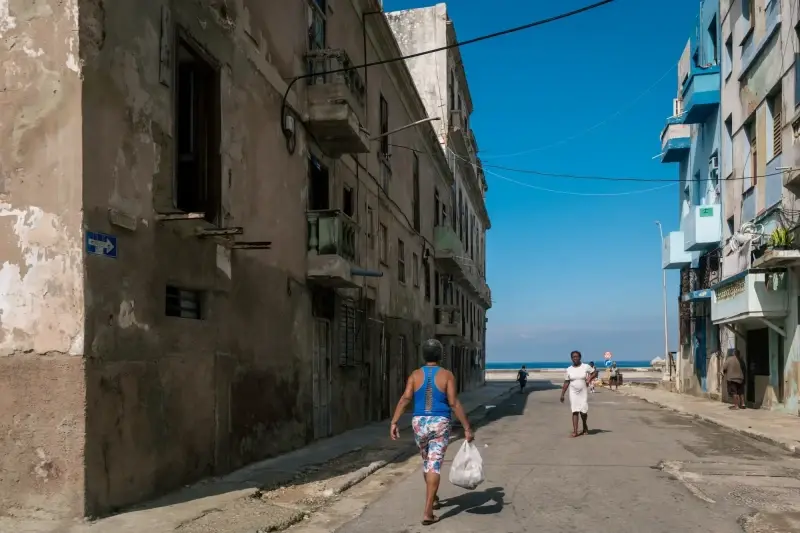 Old Havana, Havana, Cuba — The observer observing the observer — photo captured with LEICA SL (Typ 601), VARIO-ELMARIT-SL 1:2.8-4/24-90 ASPH.