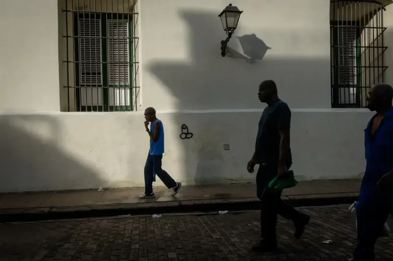 Old Havana, Havana, Cuba — The observer observing the observer — photo captured with LEICA SL (Typ 601), VARIO-ELMARIT-SL 1:2.8-4/24-90 ASPH.