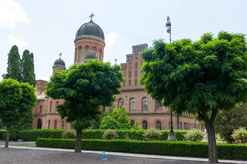 Chernivtsi, Chernivtsi Oblast, Ukraine — Chernivtsi University - a masterpiece of Habsburg architecture — фото снято на LEICA SL (Typ 601), VARIO-ELMARIT-SL 1:2.8-4/24-90 ASPH.