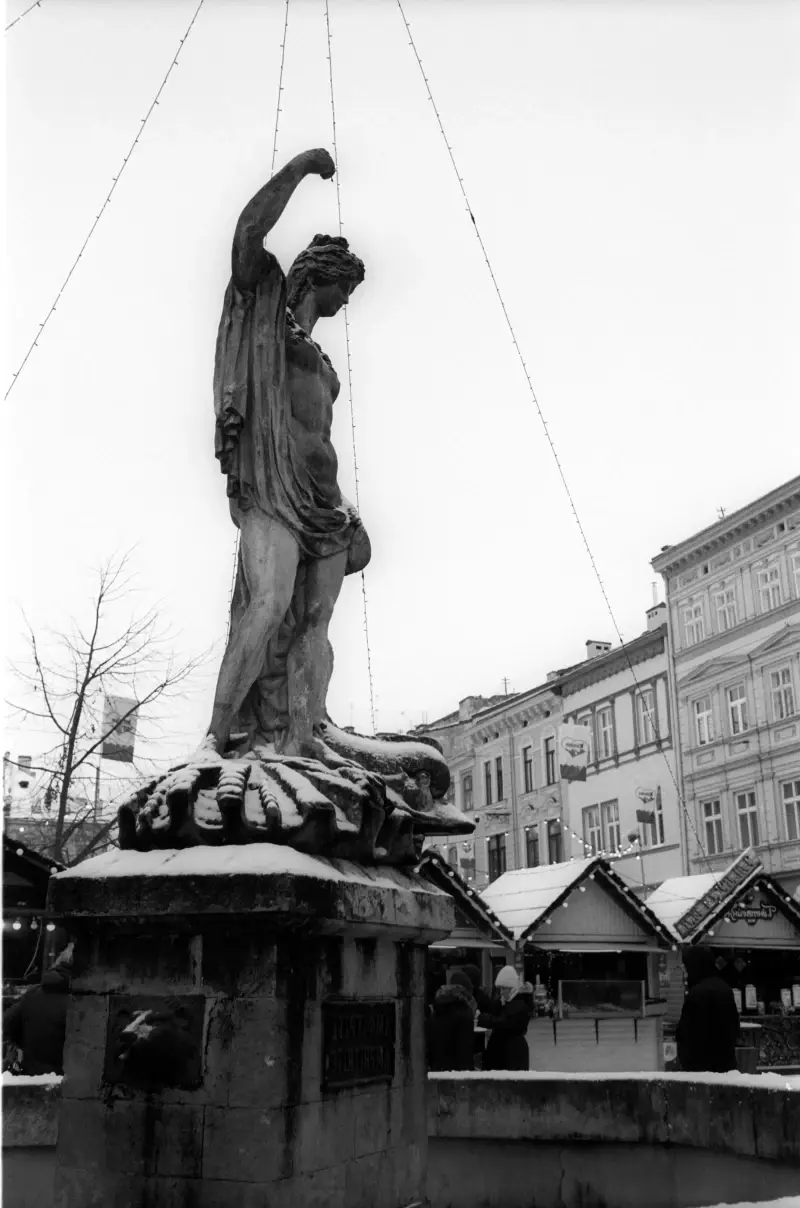 Plosha Rynok, Lviv, Lviv Oblast, Ukraine — Winter in Lviv — photo captured with LS-4000