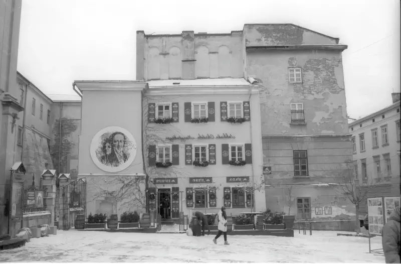 Plosha Rynok, Lviv, Lviv Oblast, Ukraine — Winter in Lviv — photo captured with LS-4000