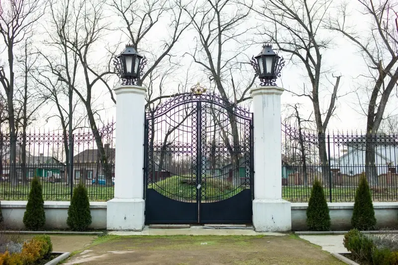 Альбом: Sadhora Synagogue and the old Jewish cemetery in Chernivtsi